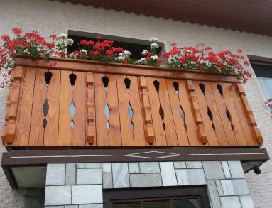 balkonska-ograja-min.jpg-lesene-vrtne-garniture.si