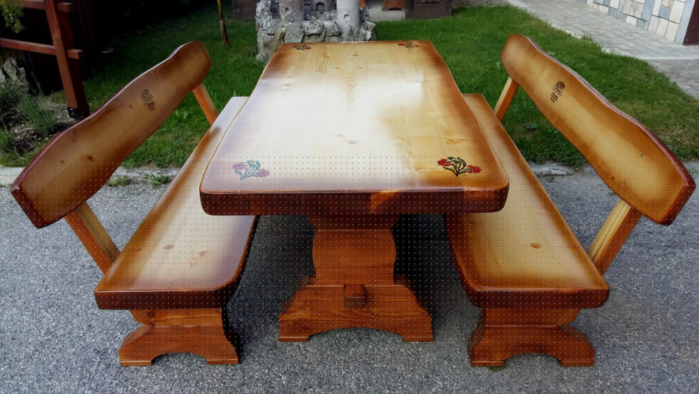 lesena-miza-graviran-nagelj-min.jpg-lesene-vrtne-garniture.si