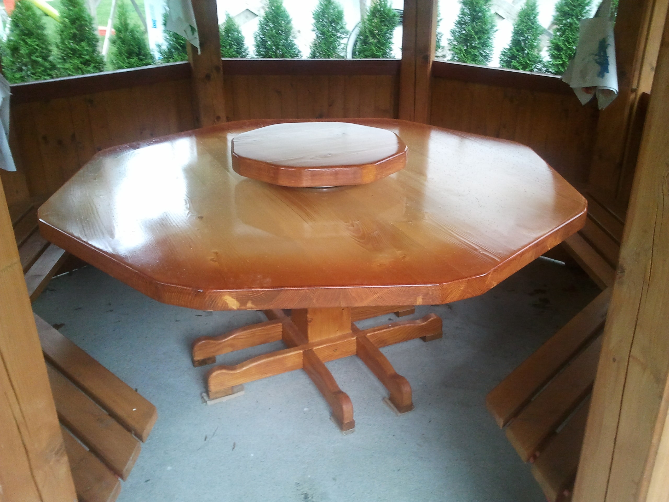 lesena-miza-za-osemkotno-vrtno-lopo-min.jpg-lesene-vrtne-garniture.si
