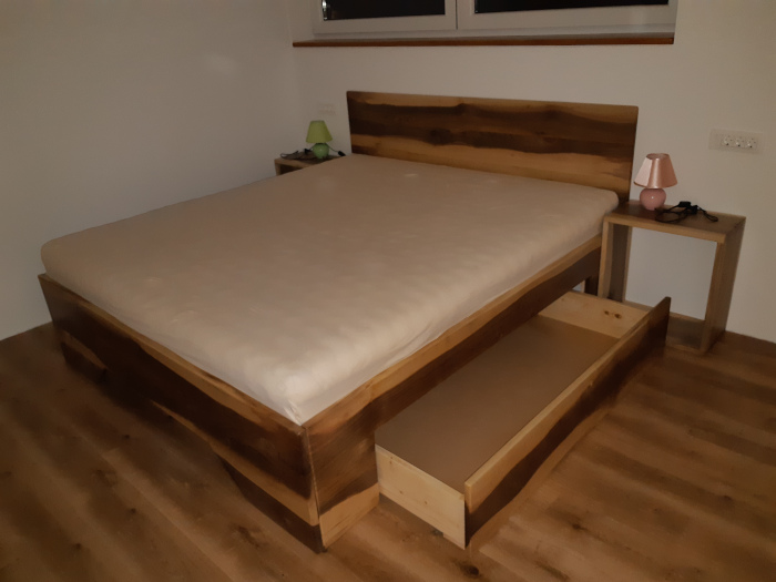 postelja-iz-lesa.jpg-lesene-vrtne-garniture.si