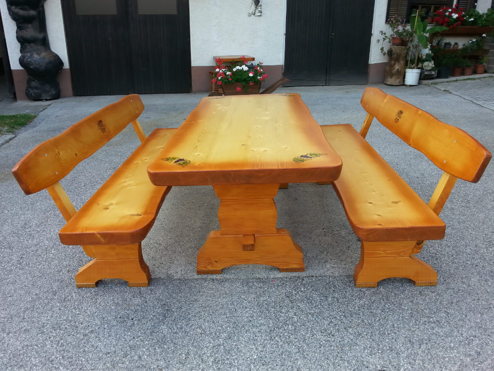 vrtna-garnitura-osmica-gravirano-grozdje-min.jpg-lesene-vrtne-garniture.si